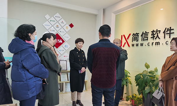 河南省妇联党组成员、副主席张宇辉一行莅临简信软件调研指导